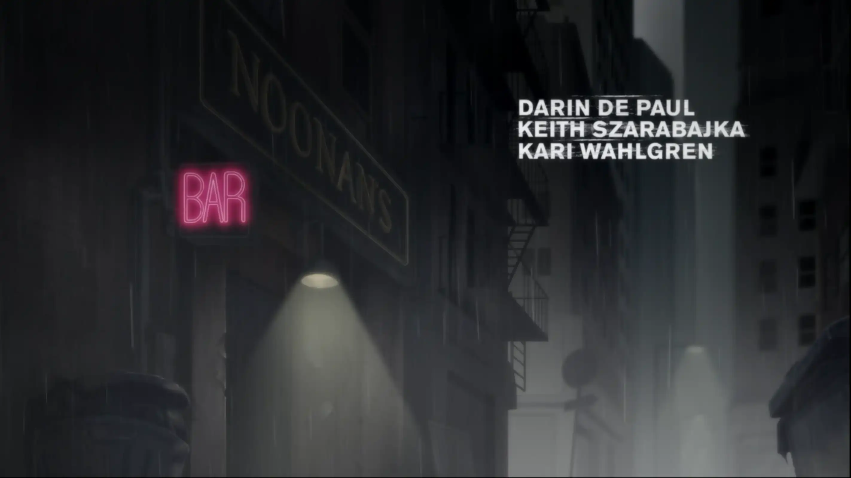 Fachada de un bar en la noche lluviosa