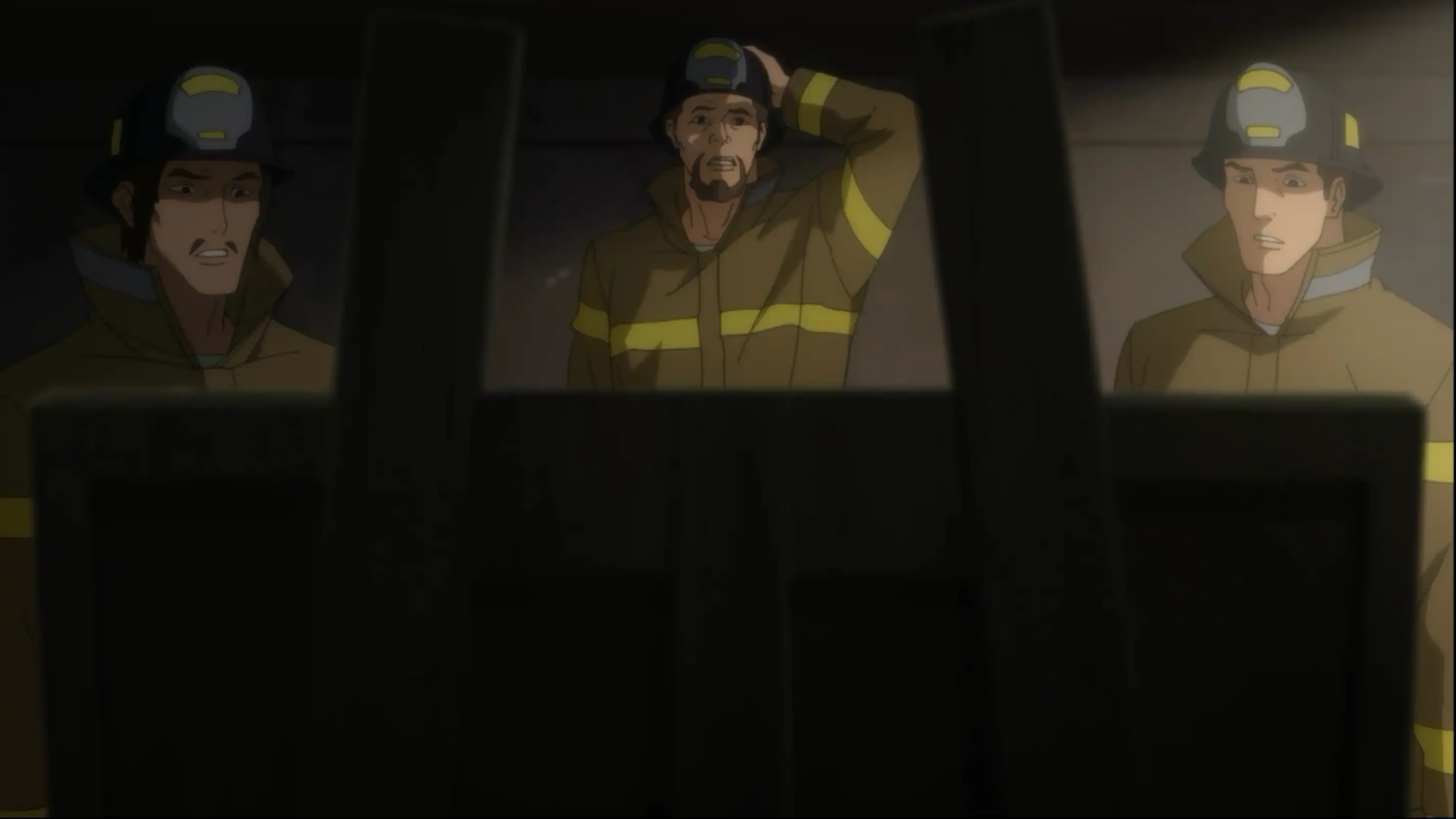 Bomberos mirando el cuadro que pintó Omata